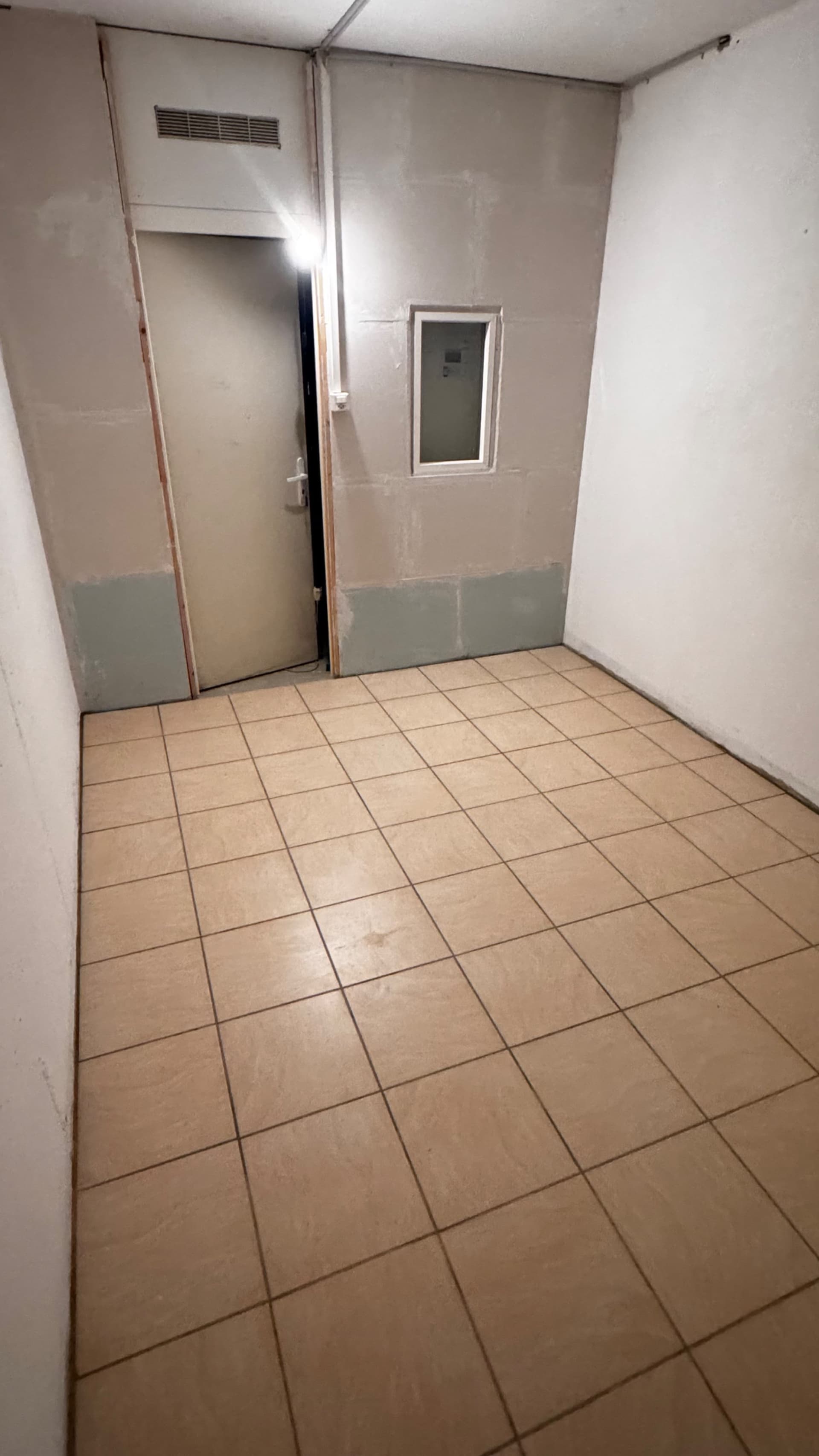 Local de bricolage avec wc-lavabo — photo 2